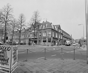 857550 Gezicht op de hoek van de Prins Hendriklaan (links) en de Jan van Scorelstraat (rechts) te Utrecht.